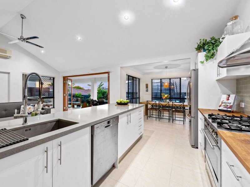 11 Manor Crescent, Wakerley QLD 4154