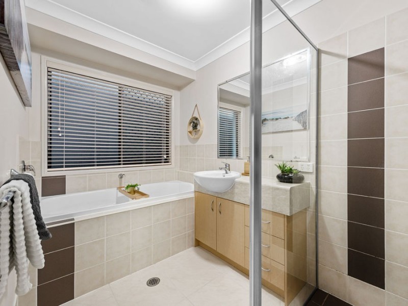11 Manor Crescent, Wakerley QLD 4154