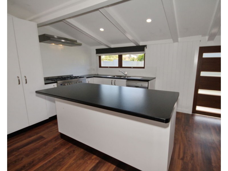 871 Esplanade, Lota QLD 4179