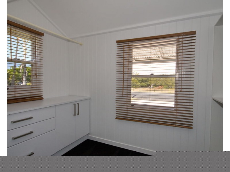 871 Esplanade, Lota QLD 4179