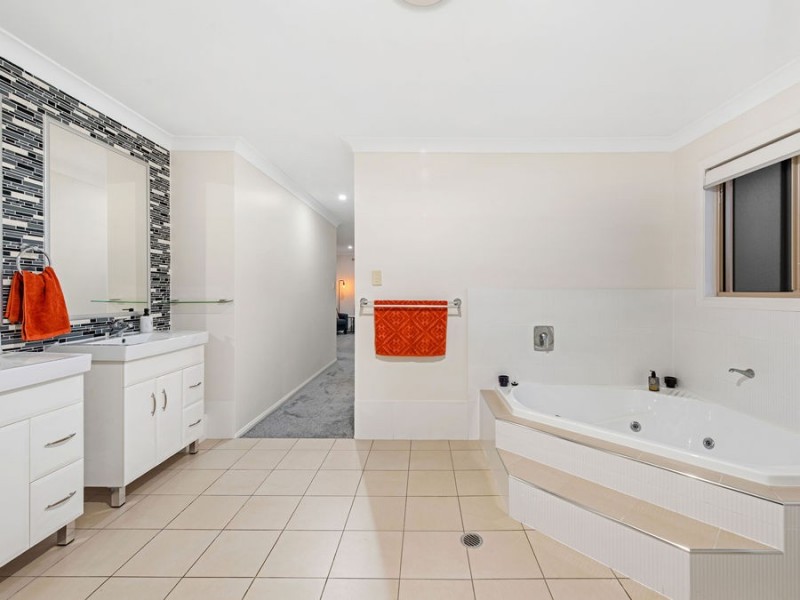 1 Ashburton Street, Wakerley QLD 4154