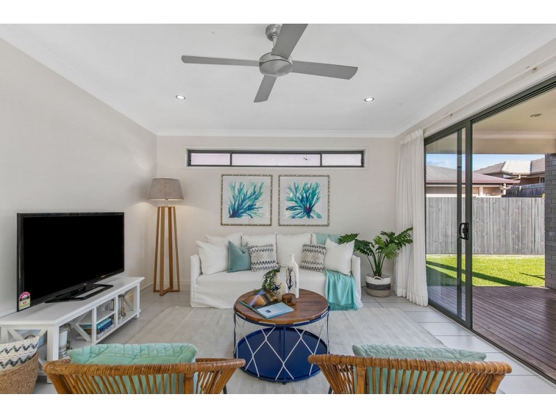 27 Schooner Circuit, Manly West QLD 4179