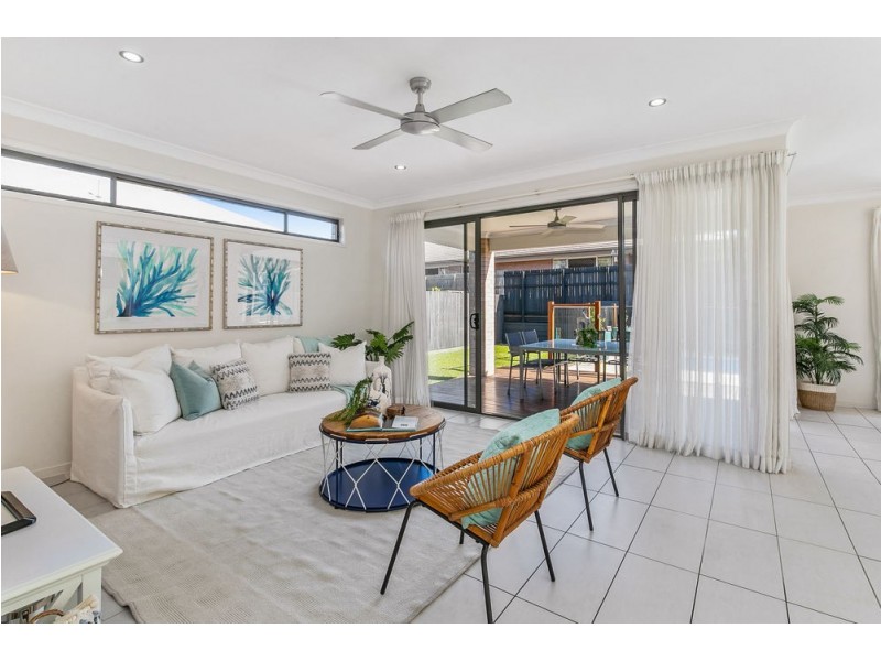 27 Schooner Circuit, Manly West QLD 4179