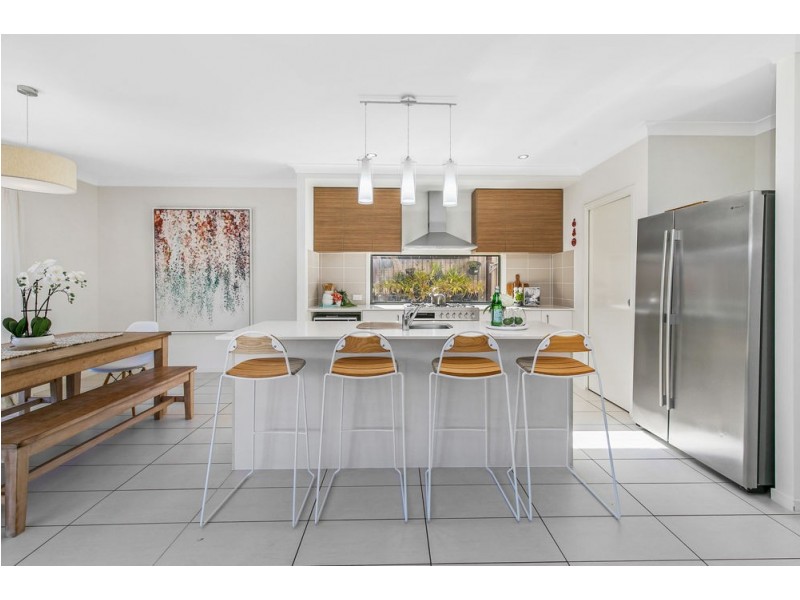 27 Schooner Circuit, Manly West QLD 4179
