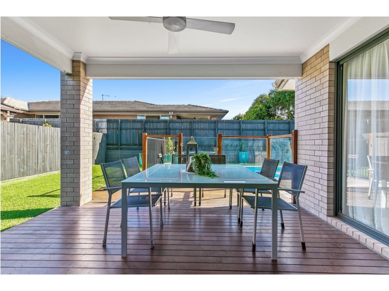 27 Schooner Circuit, Manly West QLD 4179