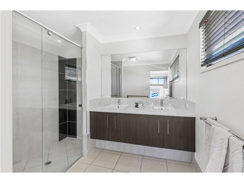 27 Schooner Circuit, Manly West QLD 4179