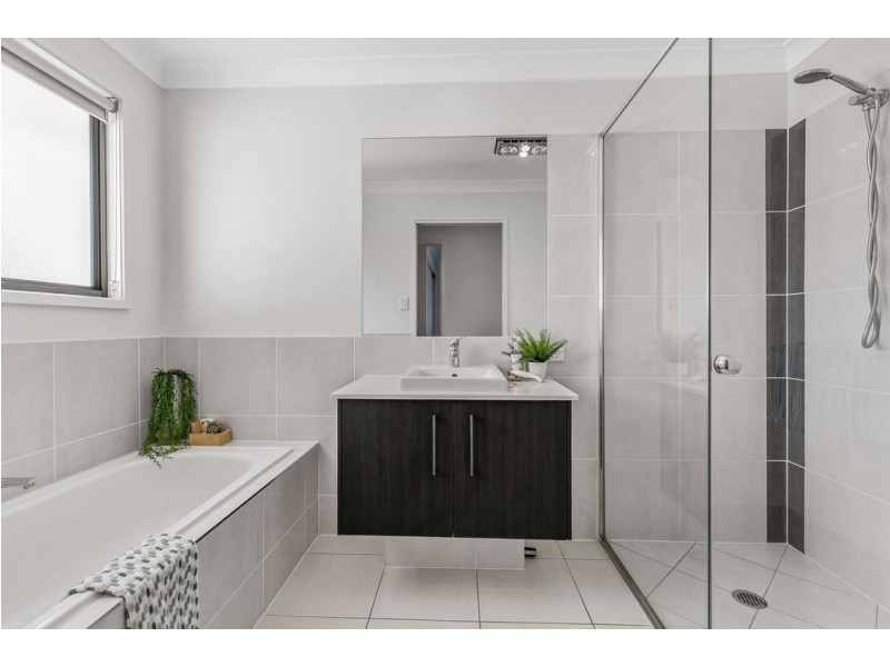 27 Schooner Circuit, Manly West QLD 4179