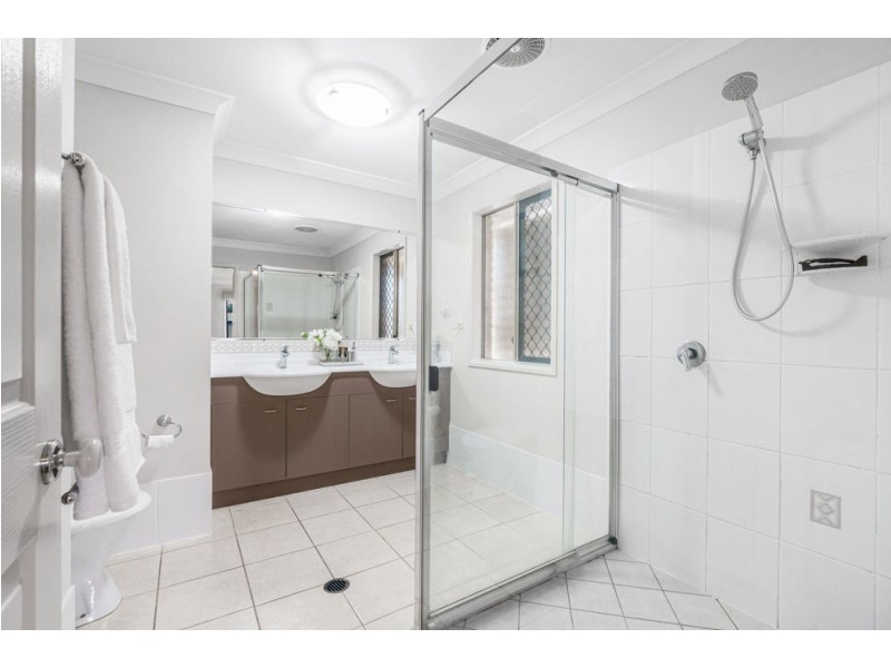 2 Gabrielle Place, Manly West QLD 4179
