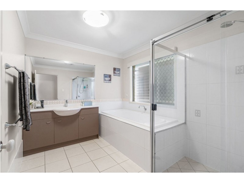 2 Gabrielle Place, Manly West QLD 4179