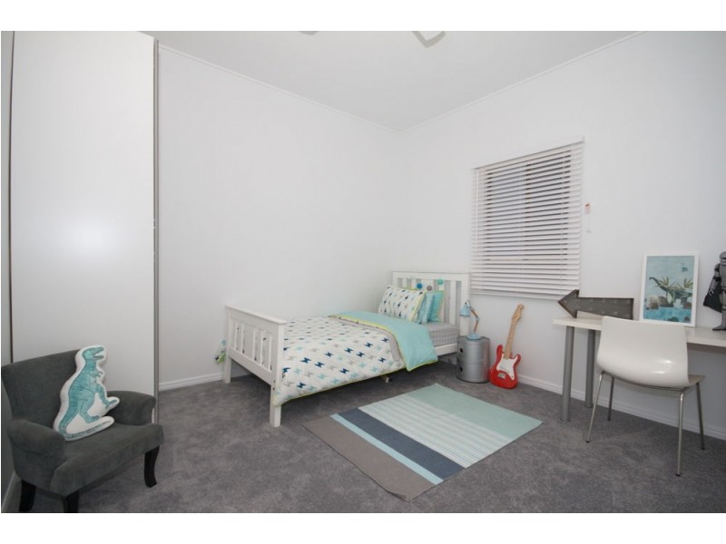 807 Esplanade, Lota QLD 4179