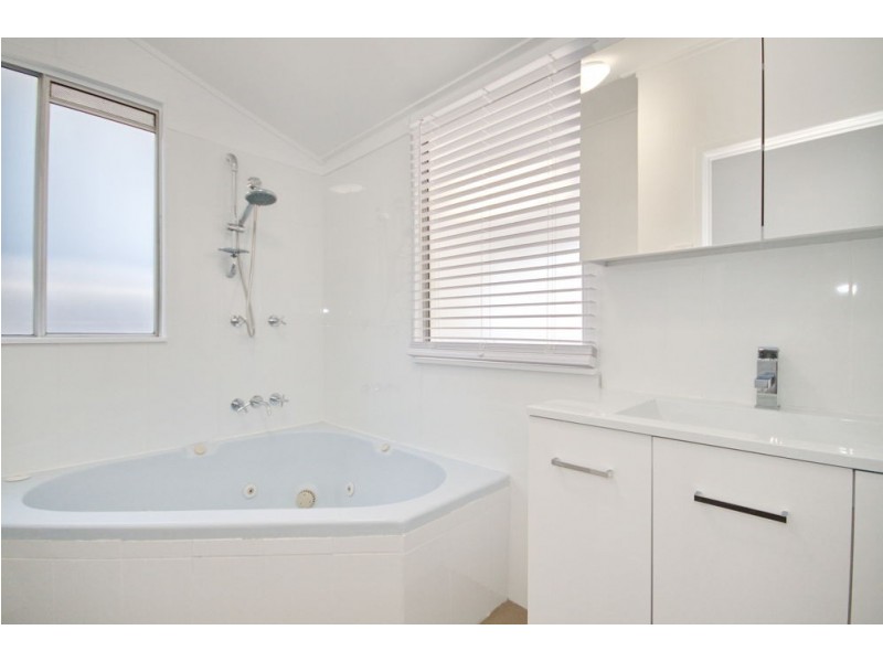 807 Esplanade, Lota QLD 4179