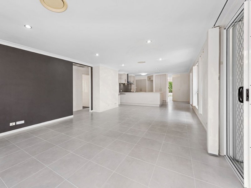 27 Dundee Cres, Wakerley QLD 4154