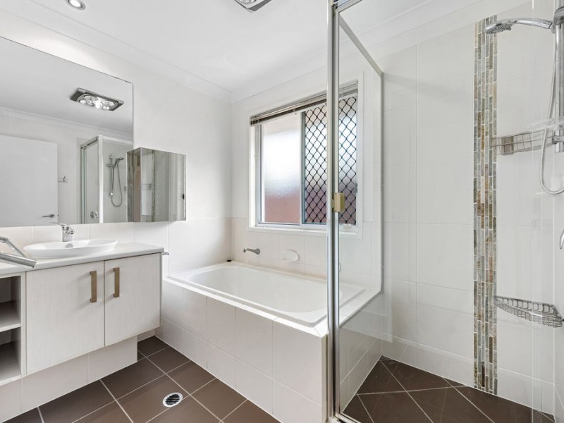 27 Dundee Cres, Wakerley QLD 4154