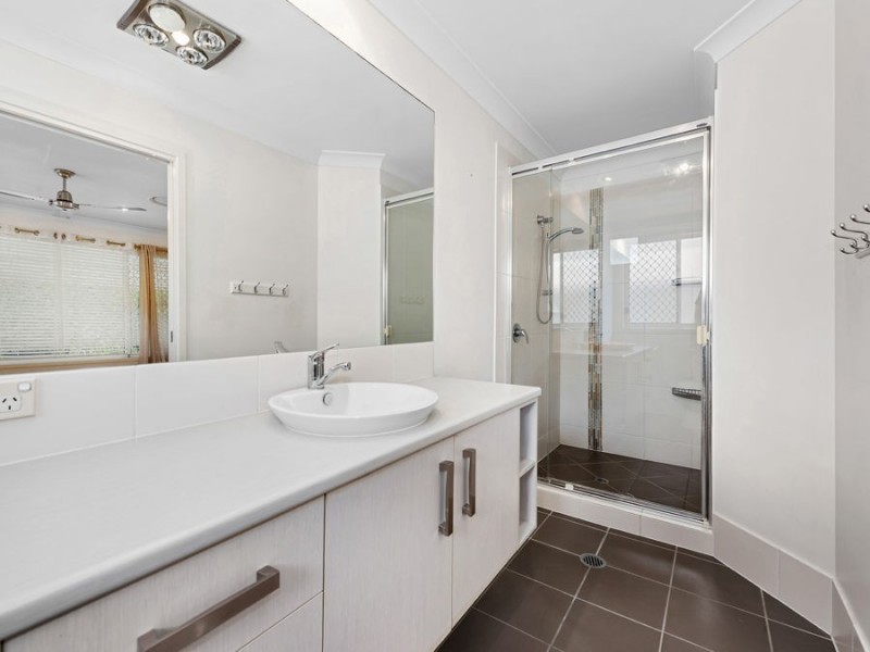27 Dundee Cres, Wakerley QLD 4154