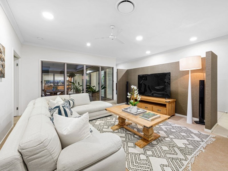 2 Barrington Crescent, Wakerley QLD 4154