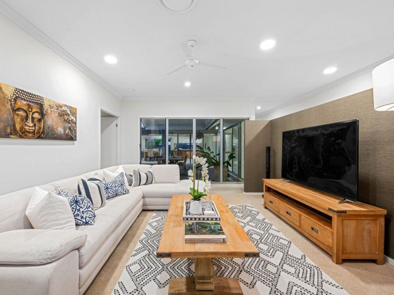 2 Barrington Crescent, Wakerley QLD 4154