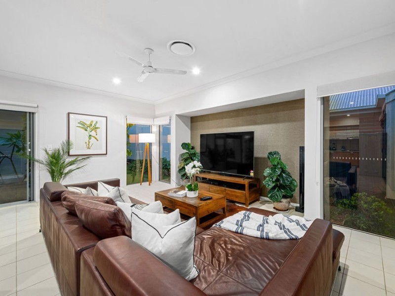 2 Barrington Crescent, Wakerley QLD 4154