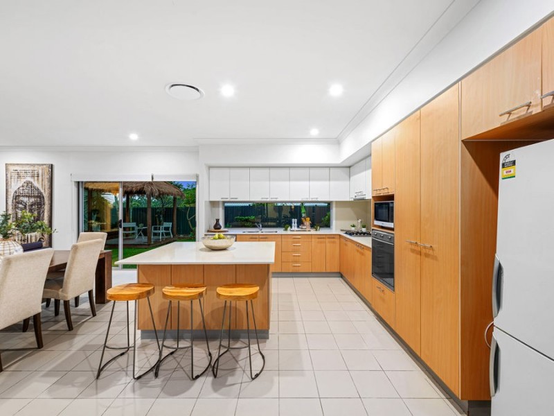 2 Barrington Crescent, Wakerley QLD 4154