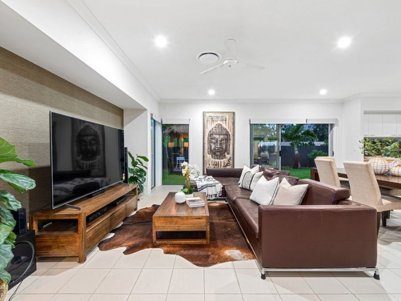 2 Barrington Crescent, Wakerley QLD 4154