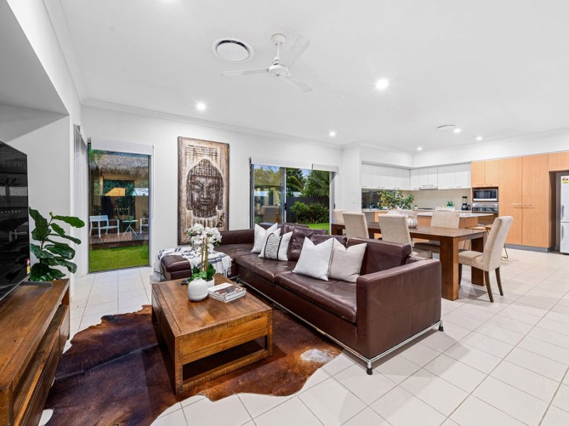 2 Barrington Crescent, Wakerley QLD 4154