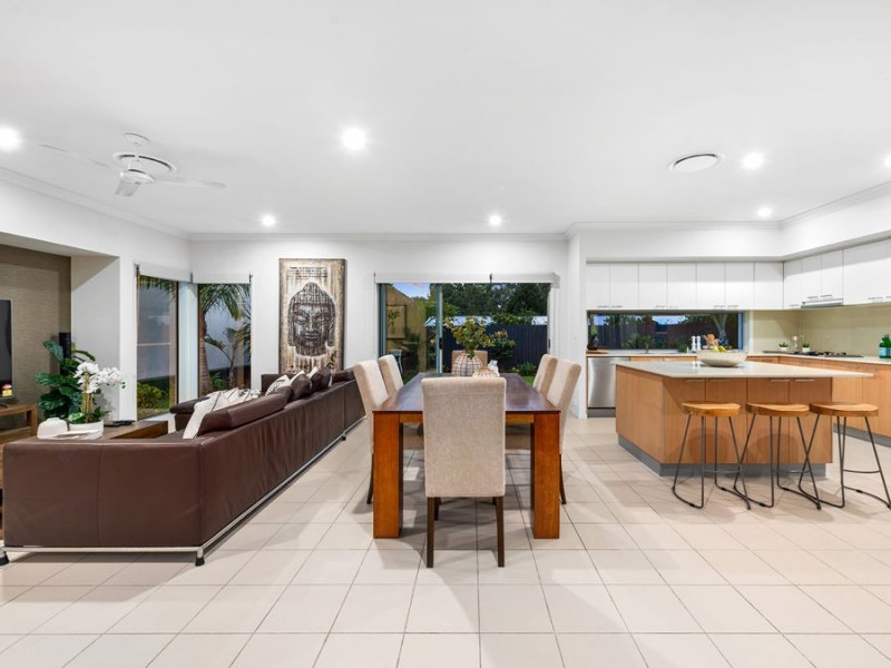 2 Barrington Crescent, Wakerley QLD 4154