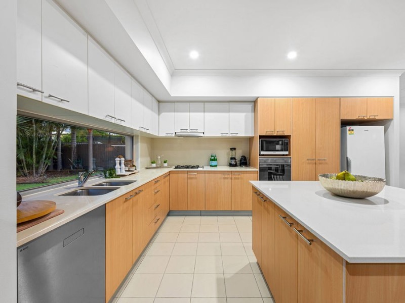 2 Barrington Crescent, Wakerley QLD 4154