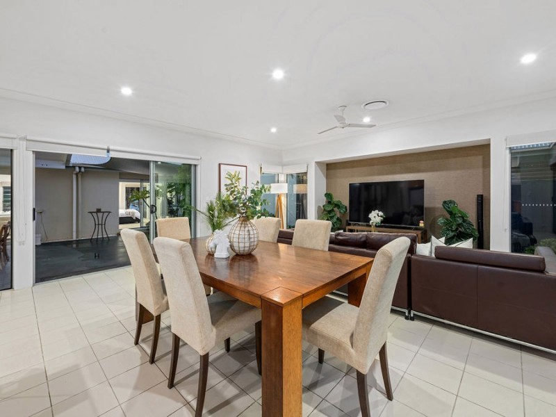2 Barrington Crescent, Wakerley QLD 4154