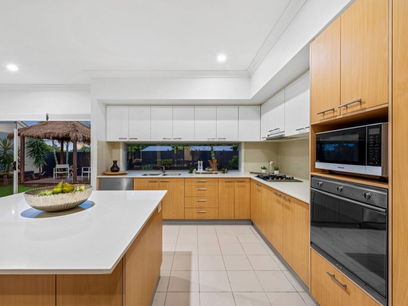 2 Barrington Crescent, Wakerley QLD 4154