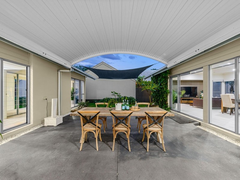 2 Barrington Crescent, Wakerley QLD 4154