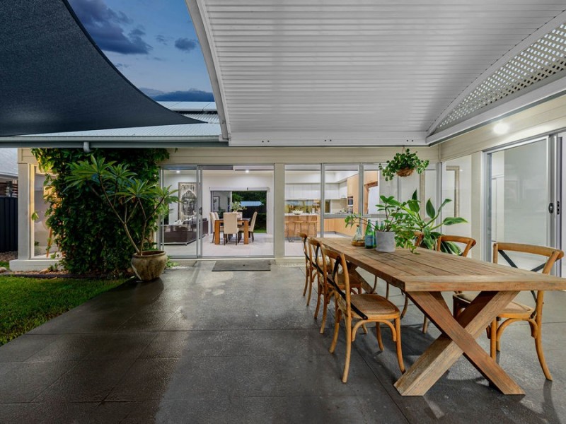 2 Barrington Crescent, Wakerley QLD 4154