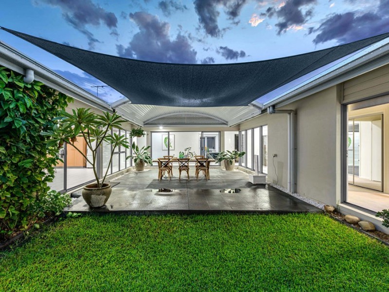 2 Barrington Crescent, Wakerley QLD 4154