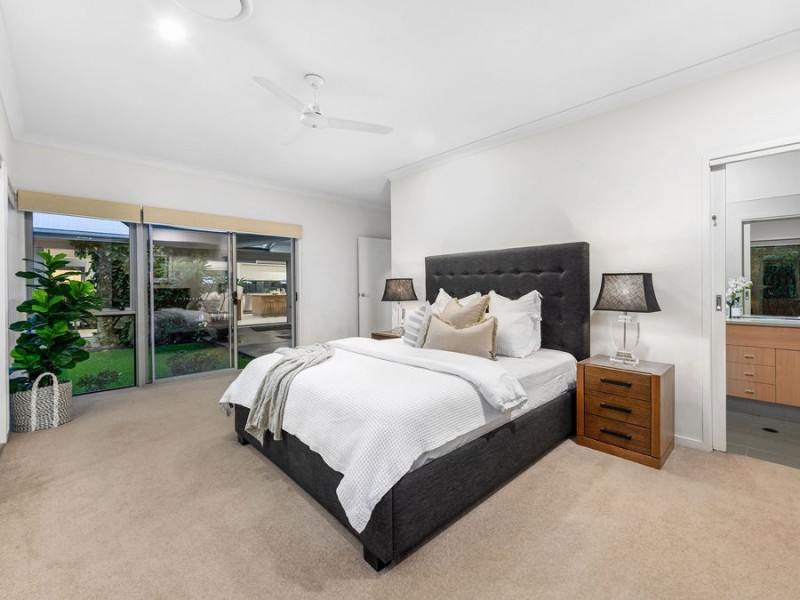 2 Barrington Crescent, Wakerley QLD 4154