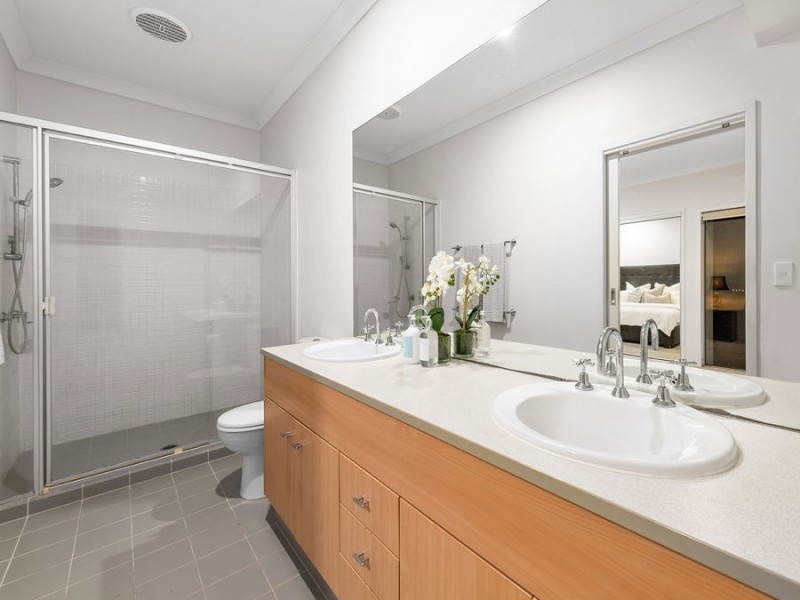 2 Barrington Crescent, Wakerley QLD 4154