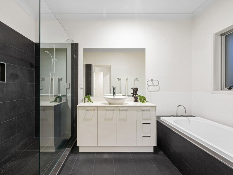 2 Barrington Crescent, Wakerley QLD 4154