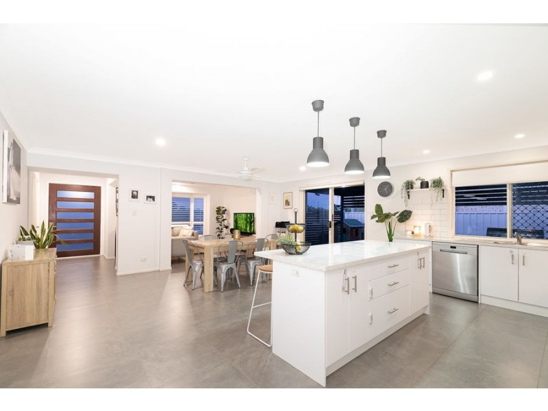 6 Friend Street, Wakerley QLD 4154