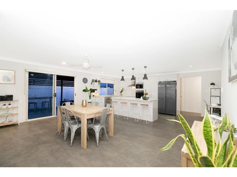 6 Friend Street, Wakerley QLD 4154