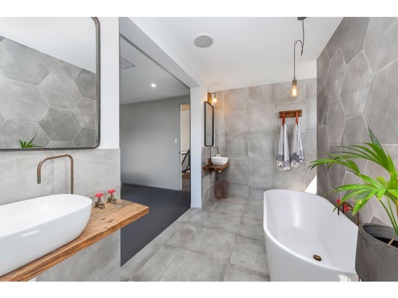 2 Paige Crescent, Wakerley QLD 4154