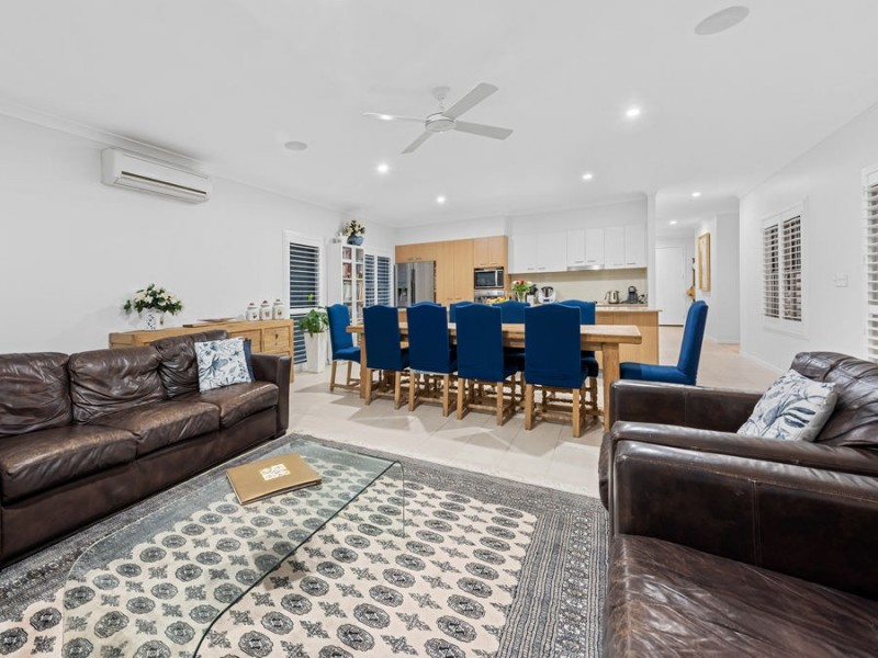 2 Torrens Crescent, Wakerley QLD 4154