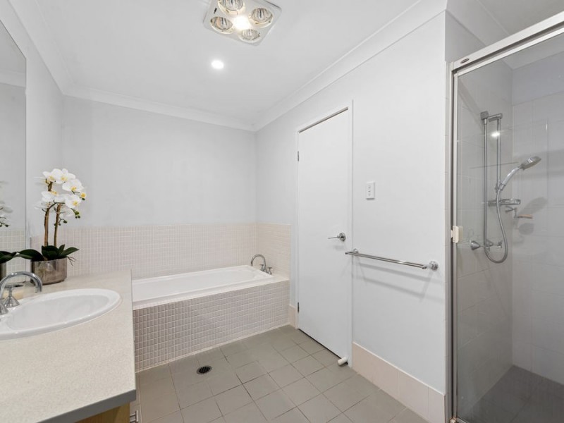 2 Torrens Crescent, Wakerley QLD 4154