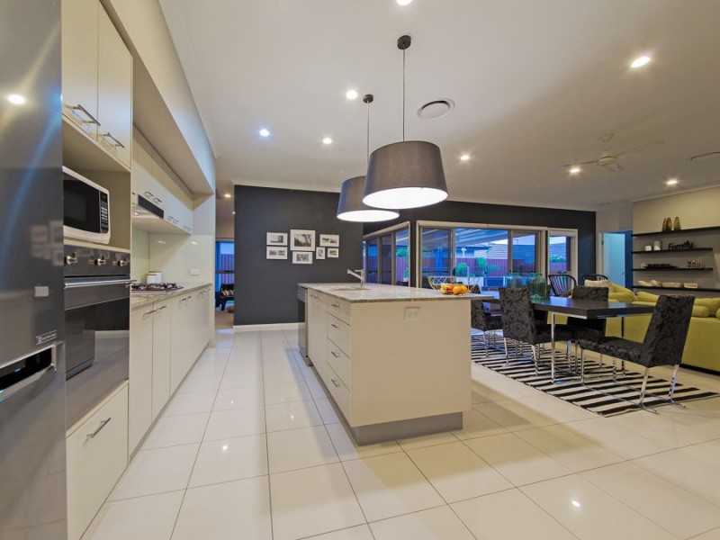 10 Esk Crescent, Wakerley QLD 4154