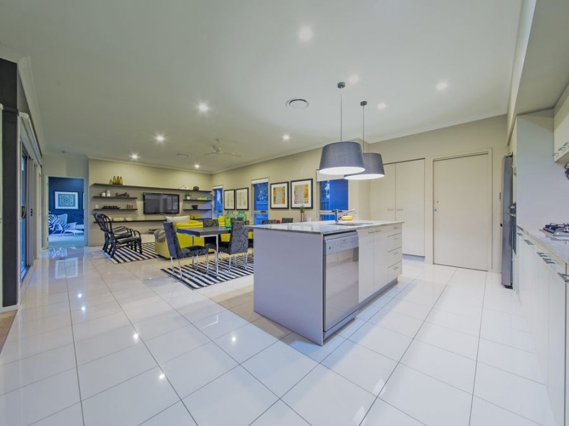 10 Esk Crescent, Wakerley QLD 4154