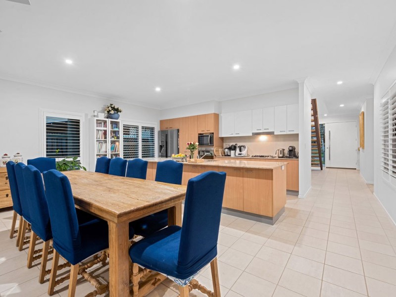 2 Torrens Crescent, Wakerley QLD 4154