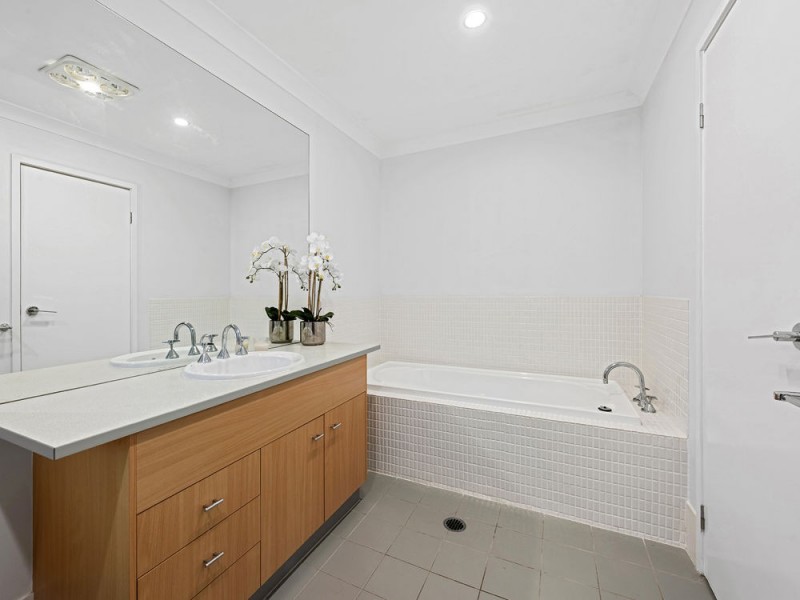 2 Torrens Crescent, Wakerley QLD 4154