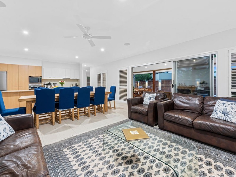 2 Torrens Crescent, Wakerley QLD 4154