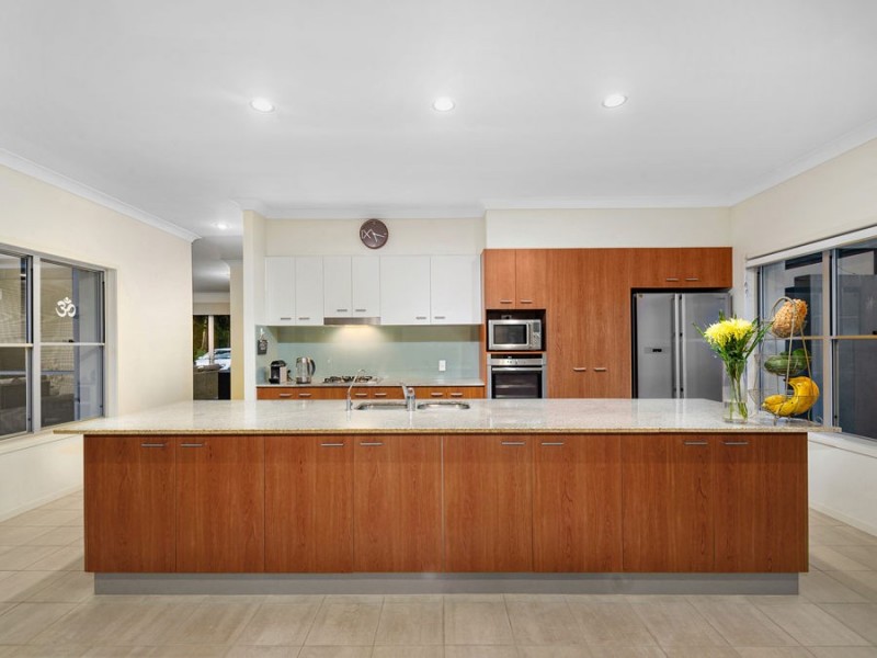 6 Torrens Crescent, Wakerley QLD 4154