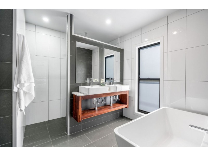 122 Wynnum North Road, Wynnum QLD 4178