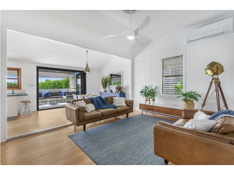 70 Gordon Parade, Manly QLD 4179