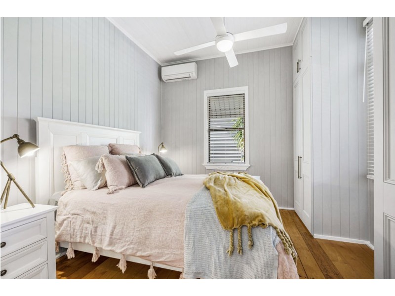 70 Gordon Parade, Manly QLD 4179