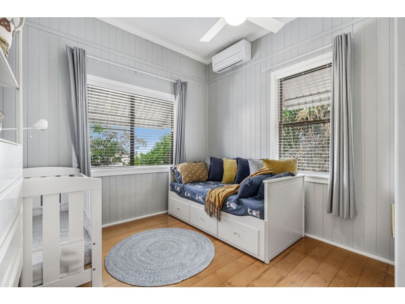 70 Gordon Parade, Manly QLD 4179