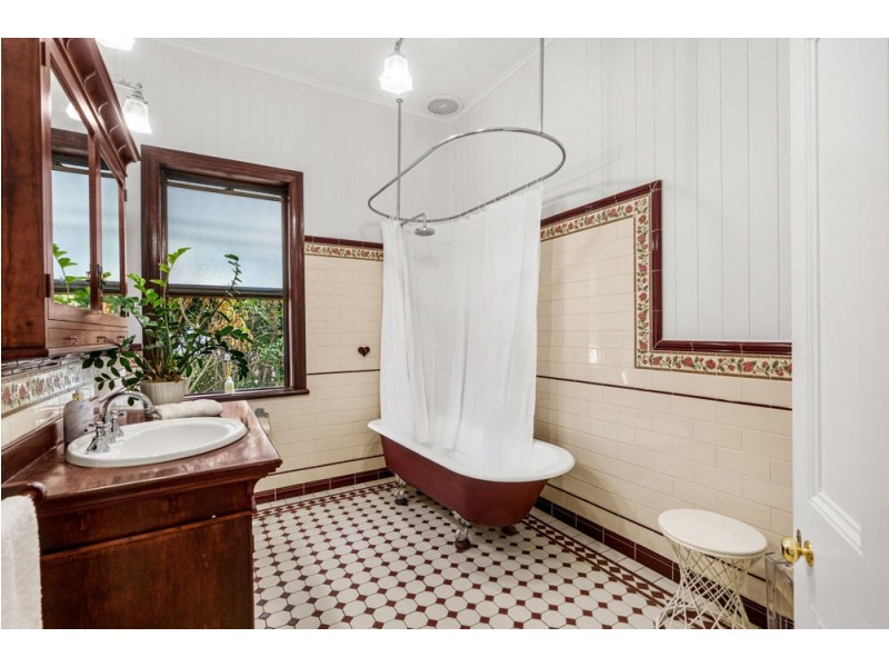 70 Gordon Parade, Manly QLD 4179